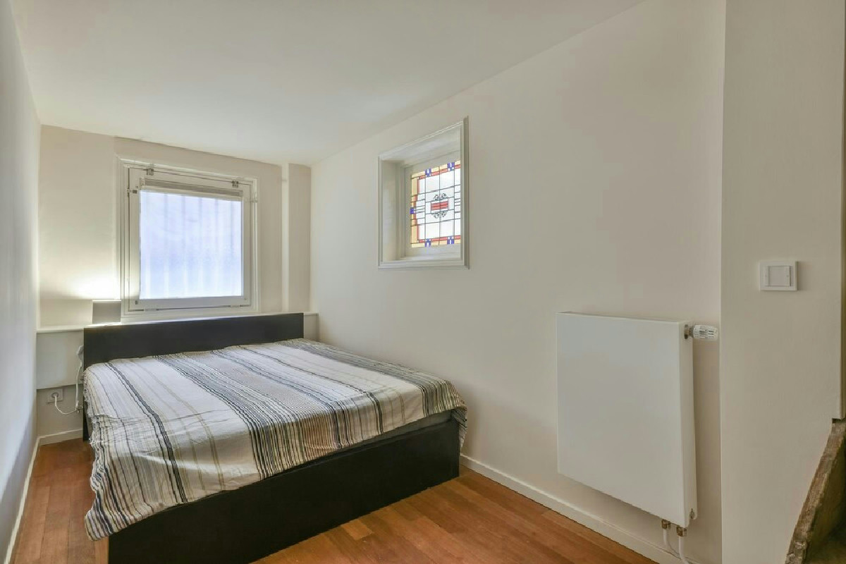 Ecco come ho trasformato la camera singola con finestra e termosifone: le soluzioni che salvano spazio