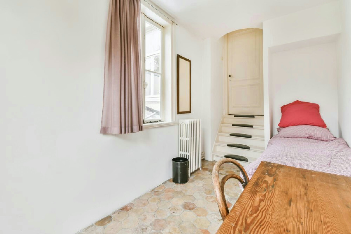 Ecco come ho trasformato la camera singola con finestra e termosifone: le soluzioni che salvano spazio