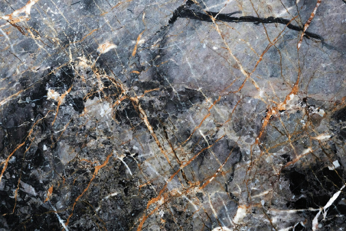 Addio a macchie e graffi sul marmo: ecco la tecnica facile per avere un pavimento brillante senza fatica