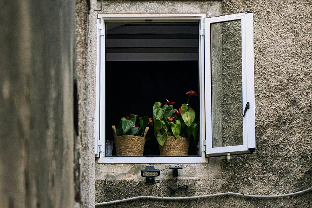 Aprire le finestre in inverno dalle 8 alle 10: ecco perché questo gesto peggiora il calore in casa