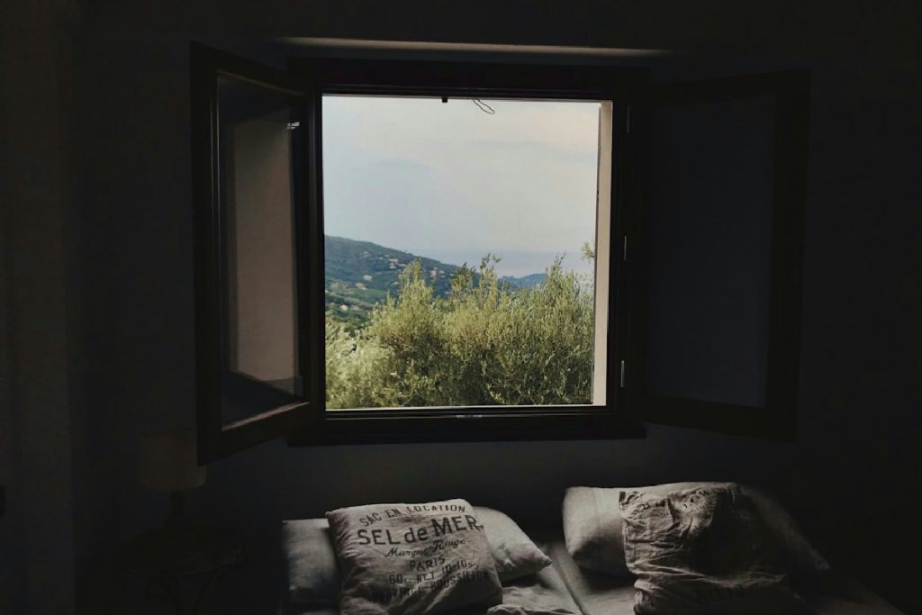 Aprire le finestre in inverno dalle 8 alle 10: ecco perché questo gesto peggiora il calore in casa