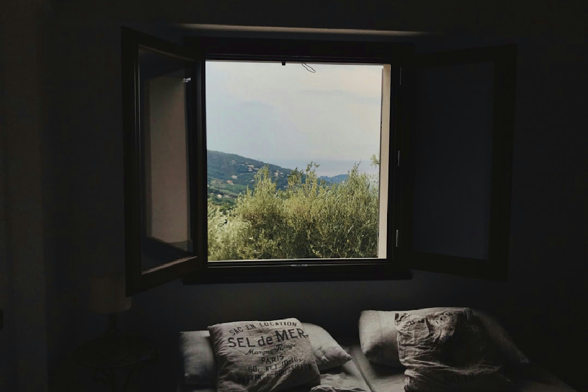 Aprire le finestre in inverno dalle 8 alle 10: ecco perché questo gesto peggiora il calore in casa