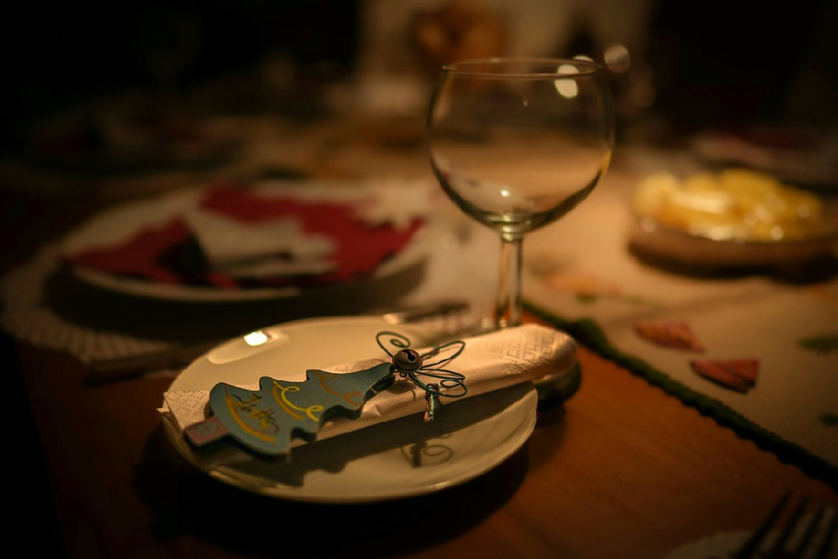 Atmosfera conviviale e senza formalità: consigli per una tavola natalizia informale tra amici