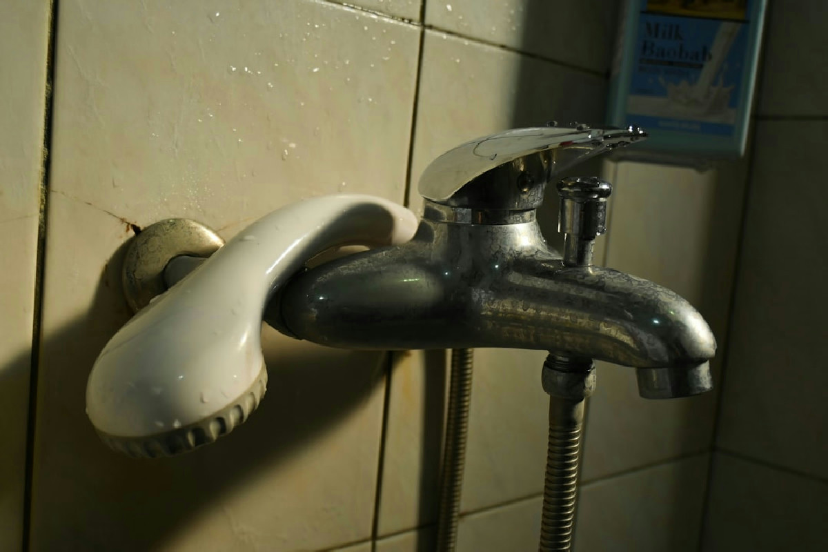 Come eliminare gli schizzi dal soffione doccia senza smontarlo in pochi minuti