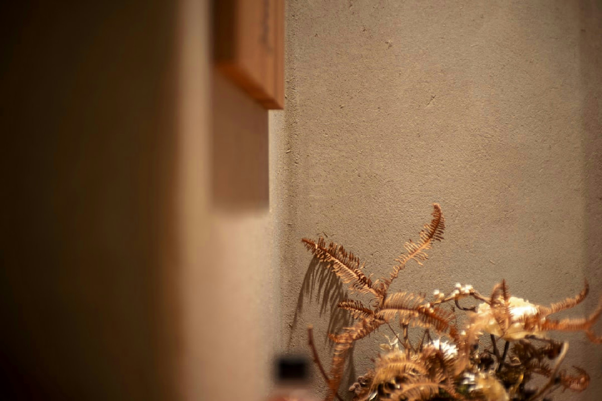 Decorazioni essenziali per un Natale elegante e rilassato senza eccessi nelle stanze