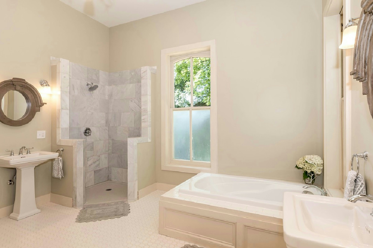 Docce moderne con vetri ampi e profili sottili: soluzioni di design eleganti e funzionali per il bagno