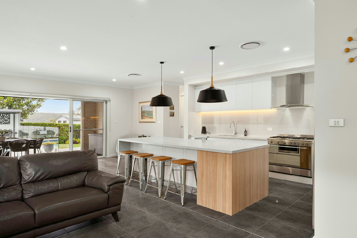 Elementi fondamentali per unire cucina e soggiorno mantenendo funzionalità e stile in casa