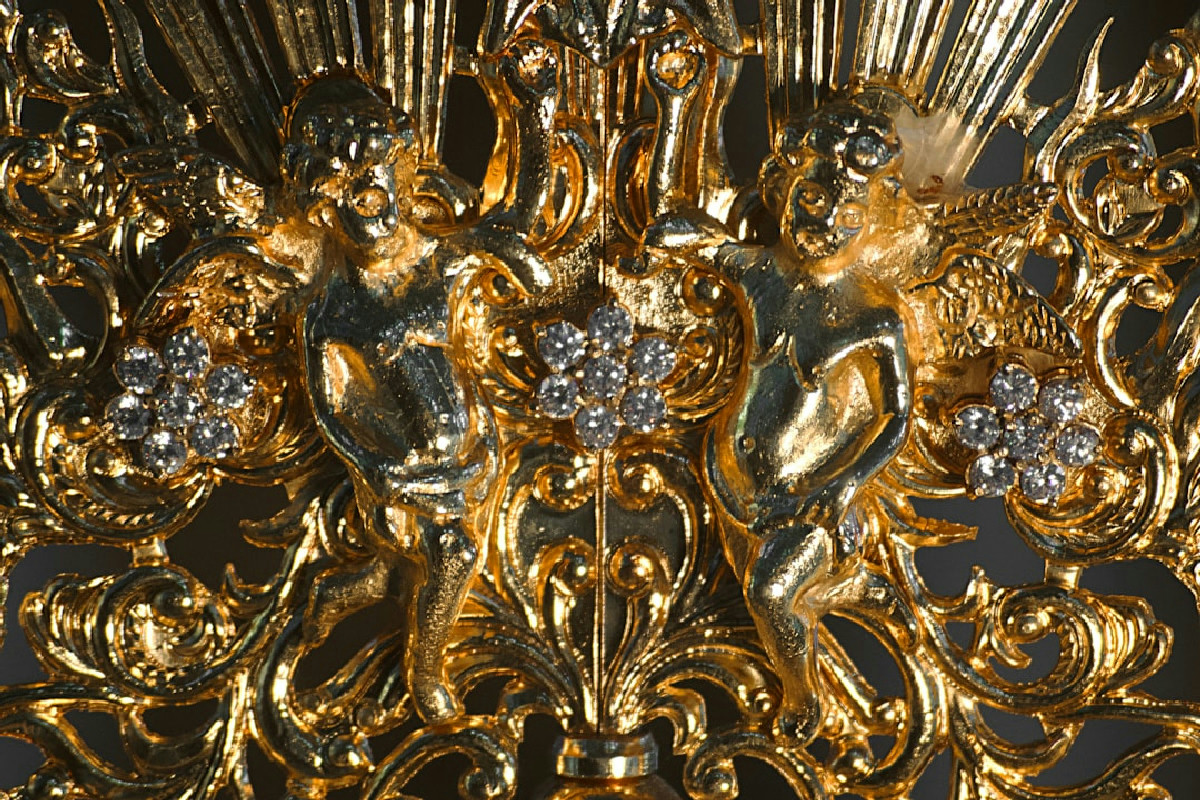 Il gioco dei riflessi dorati trasforma ogni ambiente con calore e stile raffinato