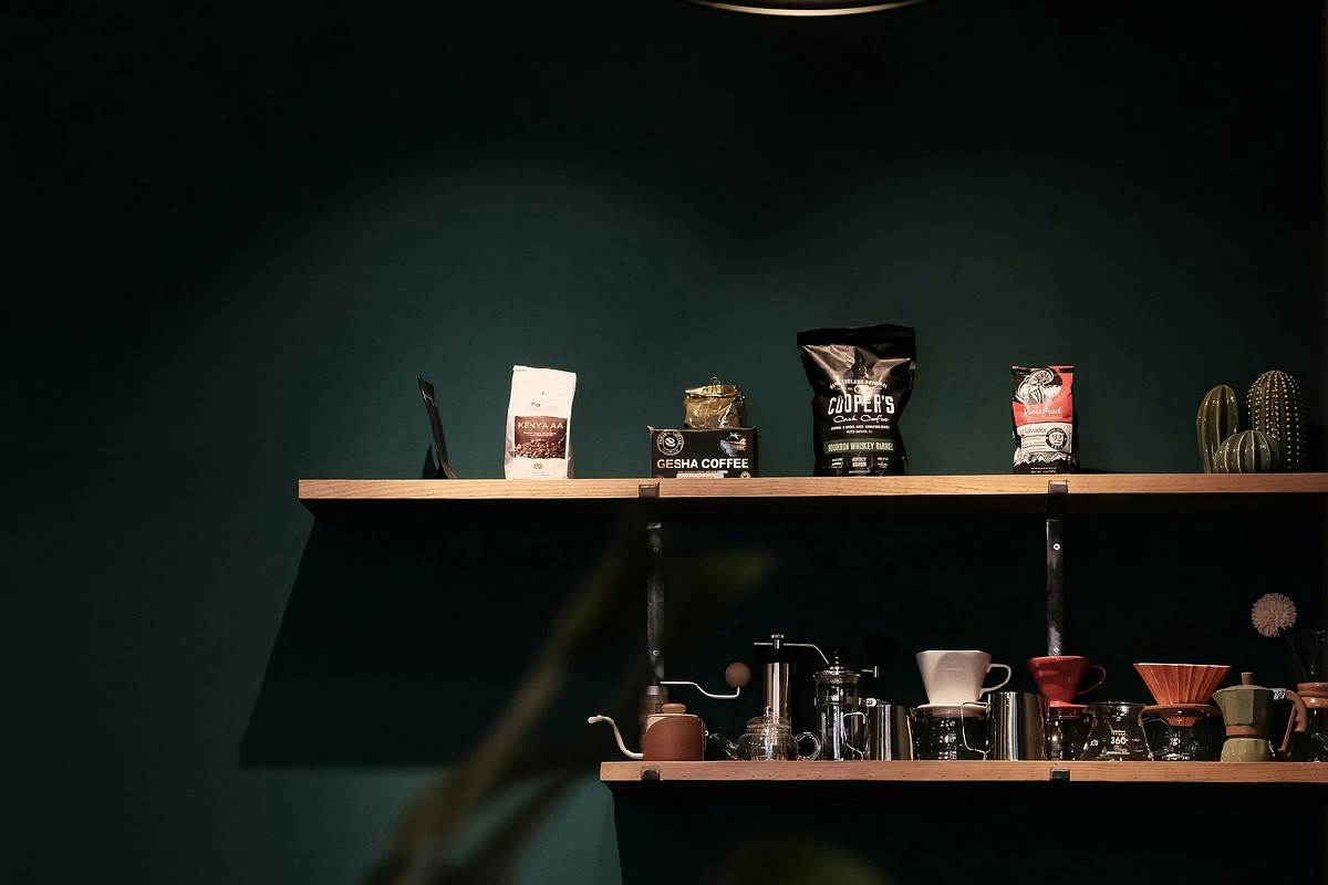 Mensole sopra le porte e in corridoio: come ottimizzare gli spazi con stile e funzionalità