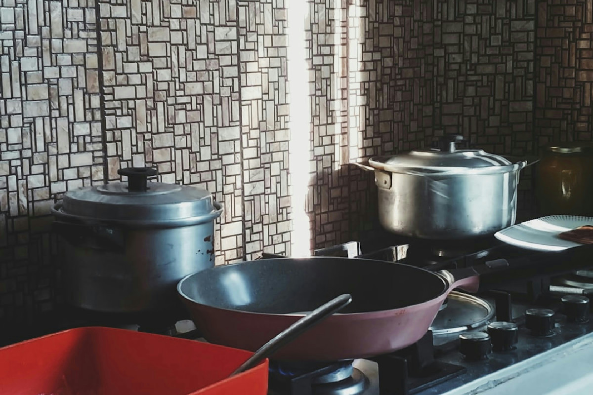 Molti trascurano di proteggere il piano cottura durante la pulizia: il metodo giusto per sgrassarlo senza graffi