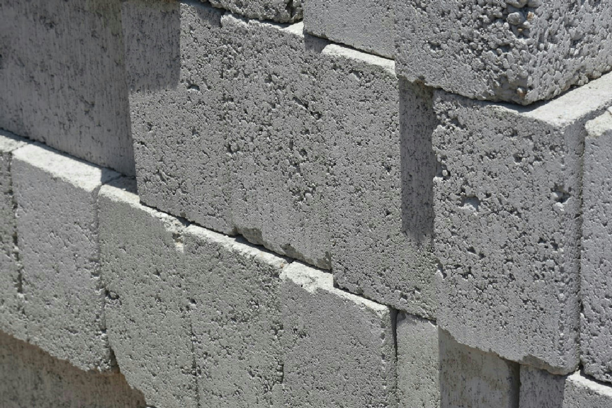 Il nuovo cemento capace di auto-ripararsi e assorbire CO₂ promette una svolta per l’edilizia sostenibile