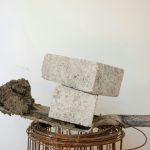 Il nuovo cemento capace di auto-ripararsi e assorbire CO₂ promette una svolta per l’edilizia sostenibile