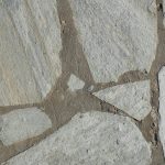 Posa perfetta di pavimenti sopraelevati esterni: piedini regolabili e guaina, ecco cosa evitare