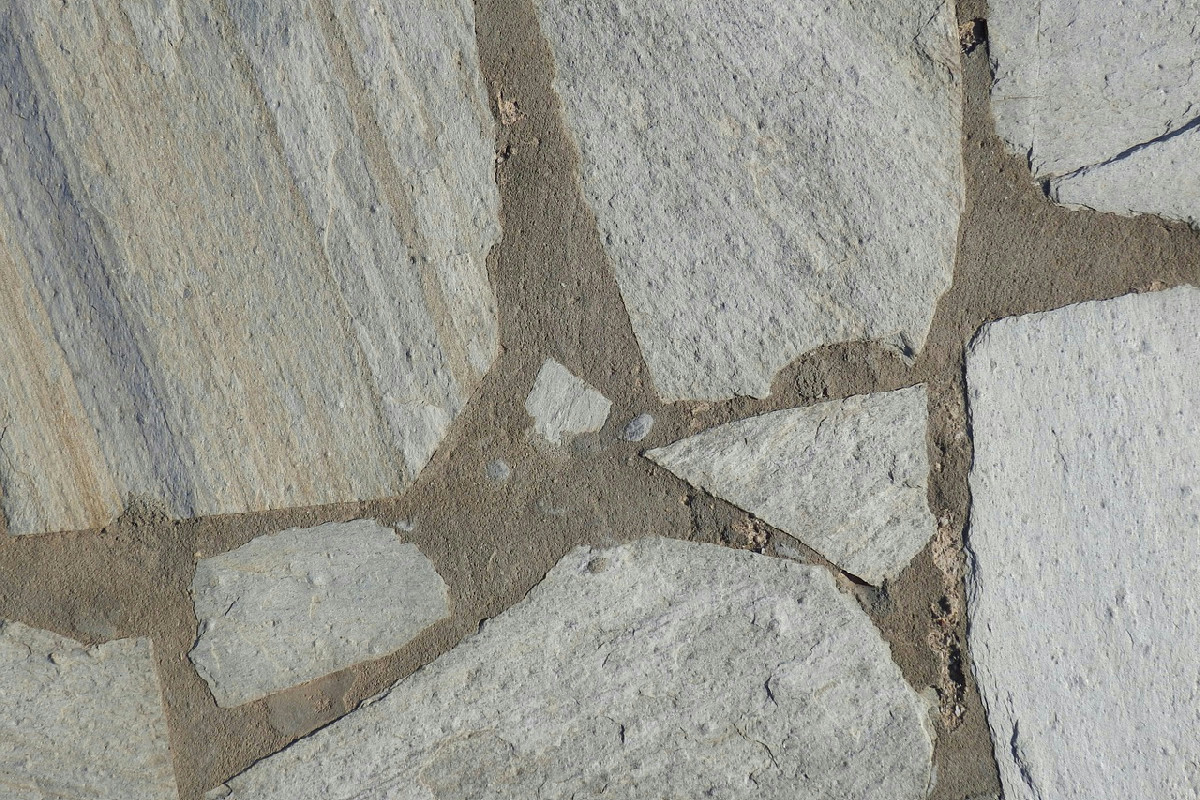 Posa perfetta di pavimenti sopraelevati esterni: piedini regolabili e guaina, ecco cosa evitare