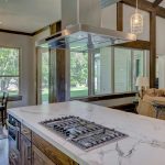 Progetto di arredo per bagno con lavanderia e cucina con penisola: soluzioni funzionali ed eleganti