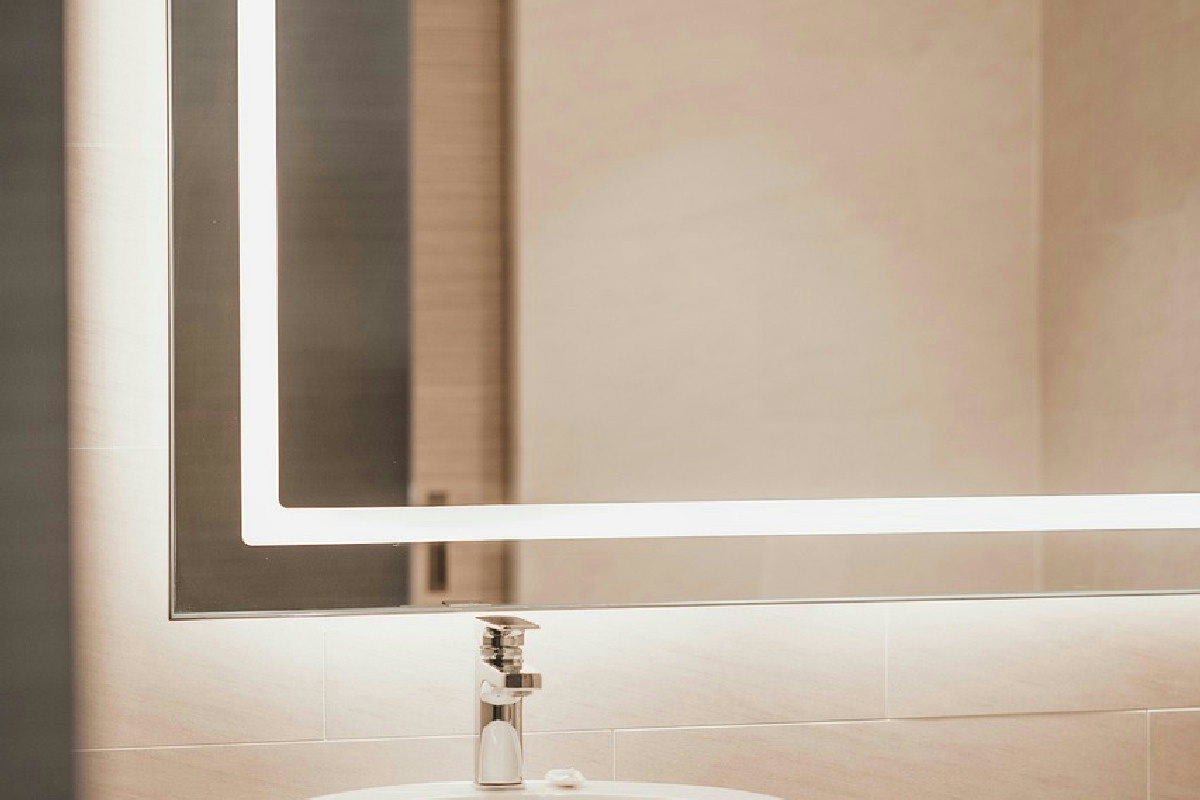 Rimedio efficace con un comune prodotto per mantenere lo specchio sempre limpido e senza aloni