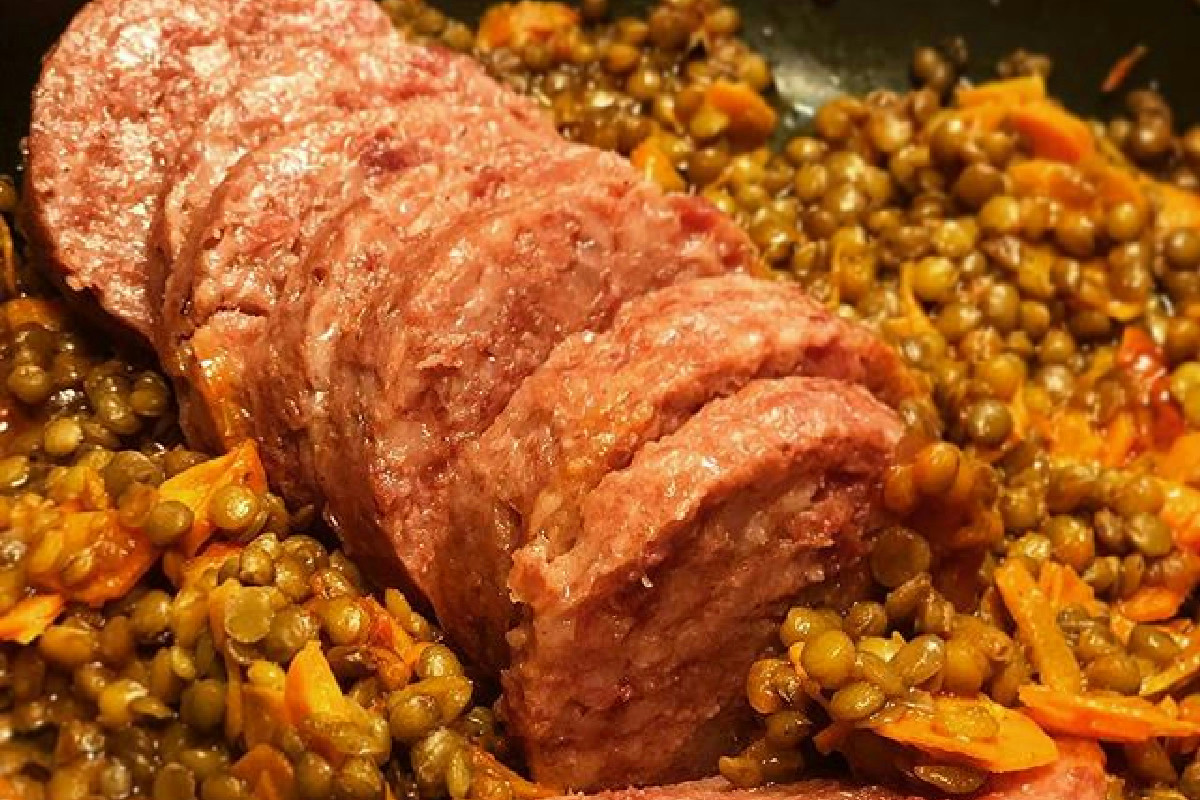 Il segreto per cucinare il cotechino delle feste e ottenere la morbidezza perfetta