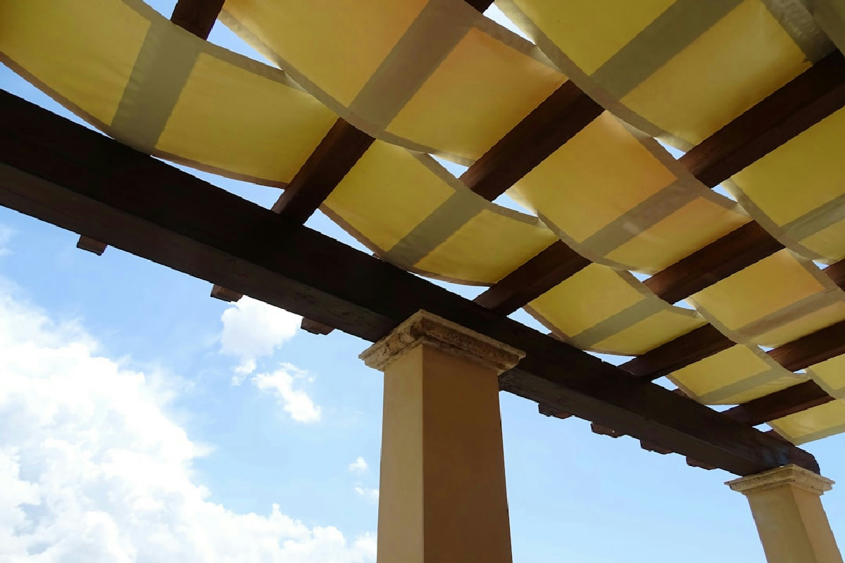 Il segreto della pergola in legno che crea relax e genera energia sostenibile in casa