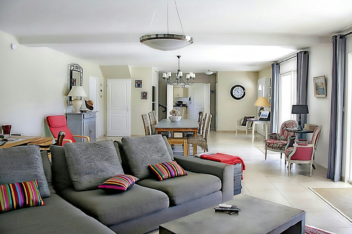 Soggiorno separabile e doppi servizi: il nuovo volto degli 80 mq che valorizzano la casa anni ’70