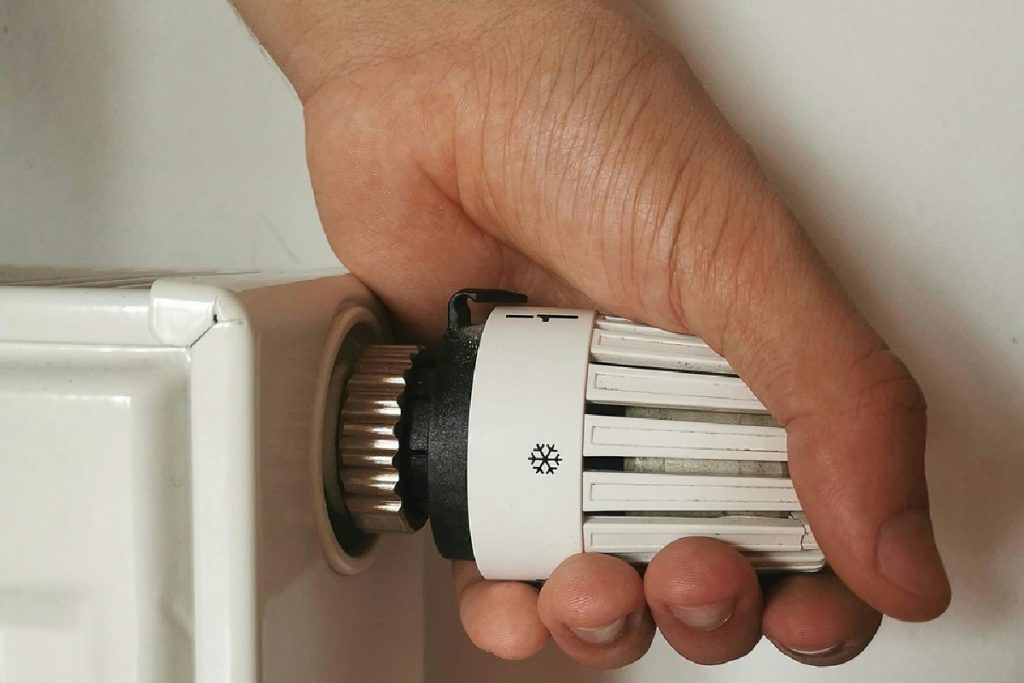 Termosifoni più caldi senza sprechi: il semplice trucco per risparmiare sulle bollette d’inverno