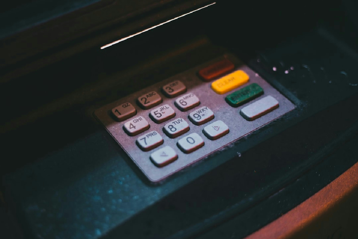 Bancomat inutilizzabile nel weekend: perché scattano i blocchi e come funziona l’assistenza