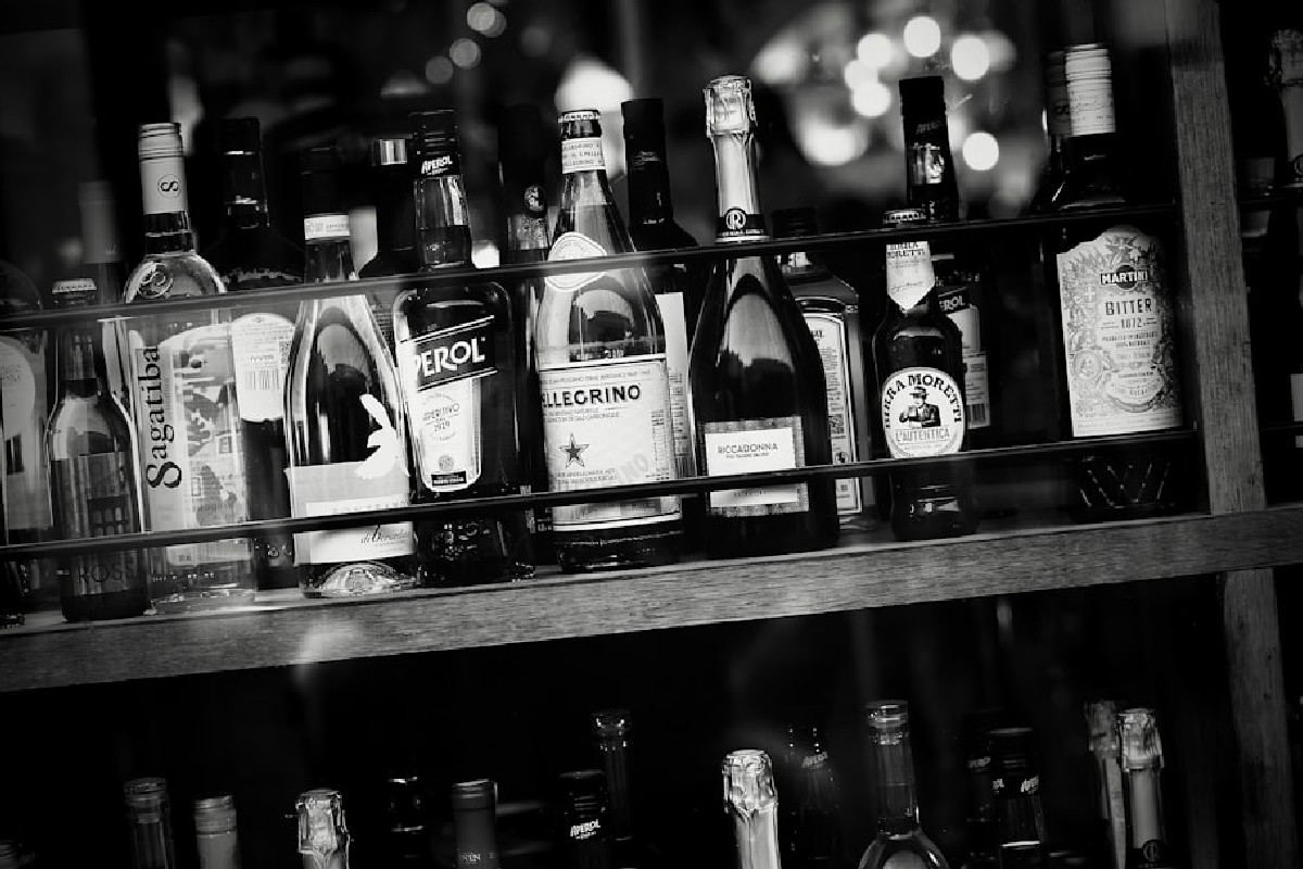 Boiserie attrezzata in cucina per organizzare lo spazio: funzionalità e design nel caos domestico