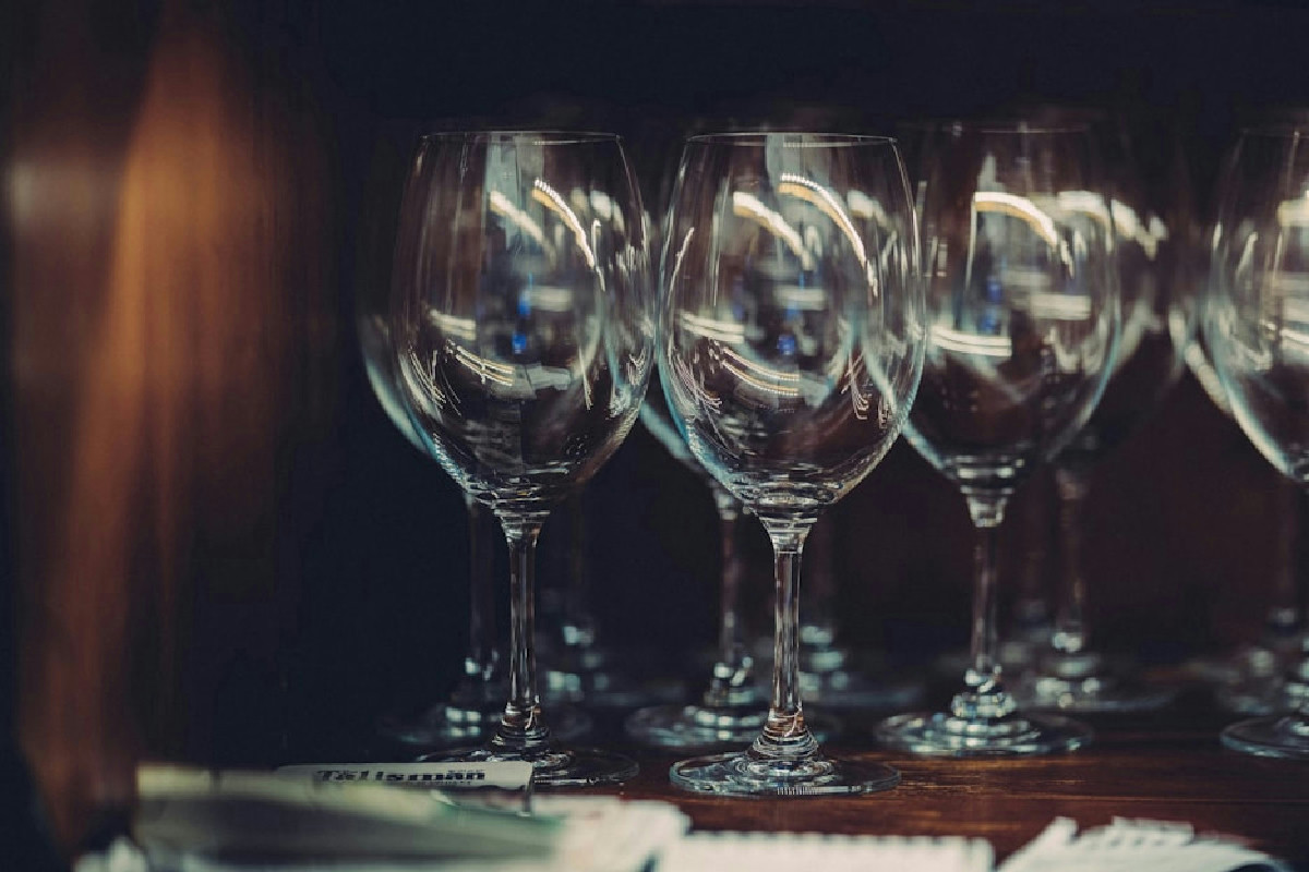 Boiserie attrezzata in cucina per organizzare lo spazio: funzionalità e design nel caos domestico