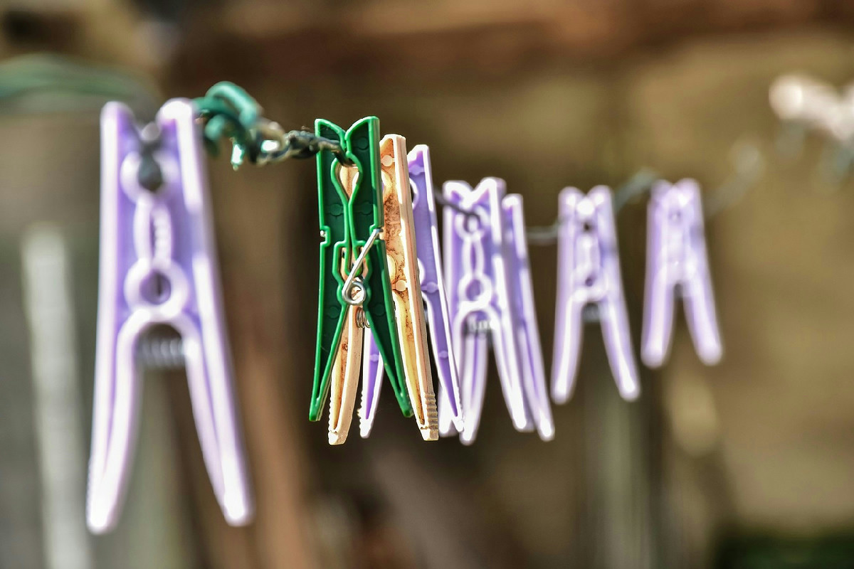 Forzare l’asciugatura dei vestiti senza sole e in spazi ridotti: consigli efficaci per l’inverno