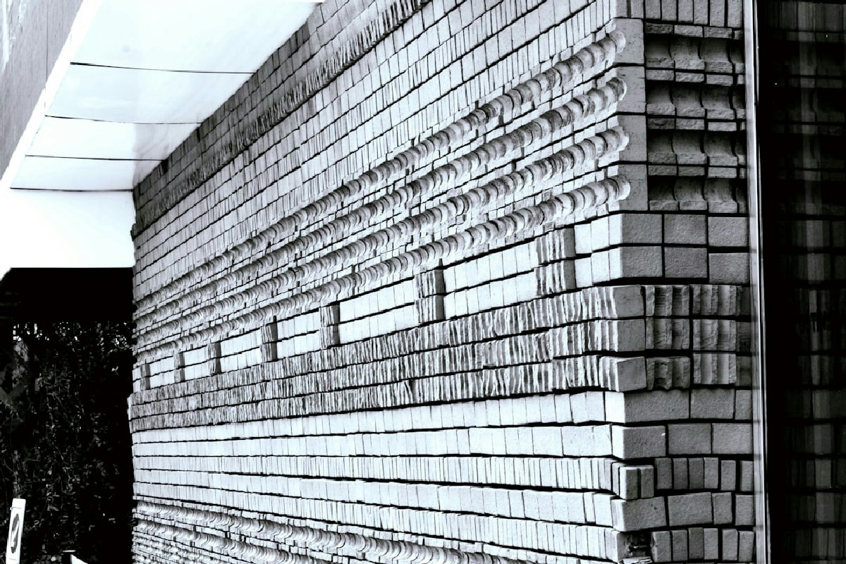 Muri di contenimento nel 2026: sono nuove costruzioni o pertinenze edilizie?