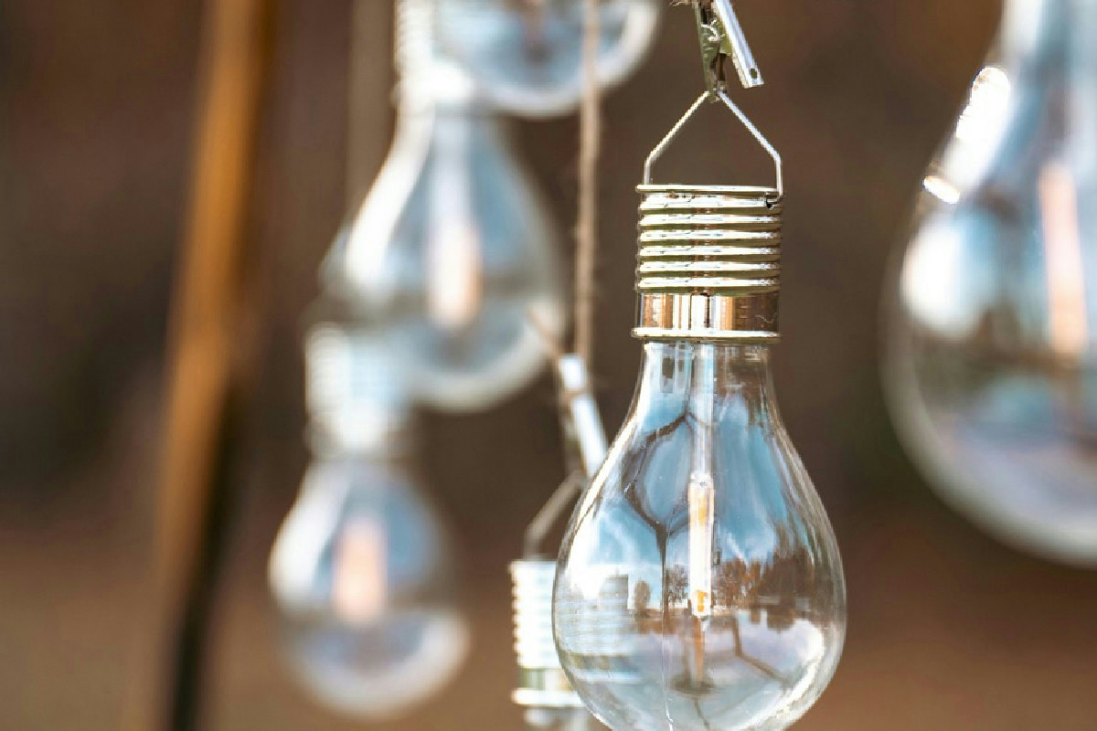 Polvere sui fili luminosi: ottimizzare l’illuminazione solare per ambienti suggestivi e risparmio energetico