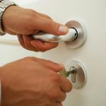 Una semplice abitudine alla porta d’ingresso aumenta la sicurezza degli oggetti preziosi in casa